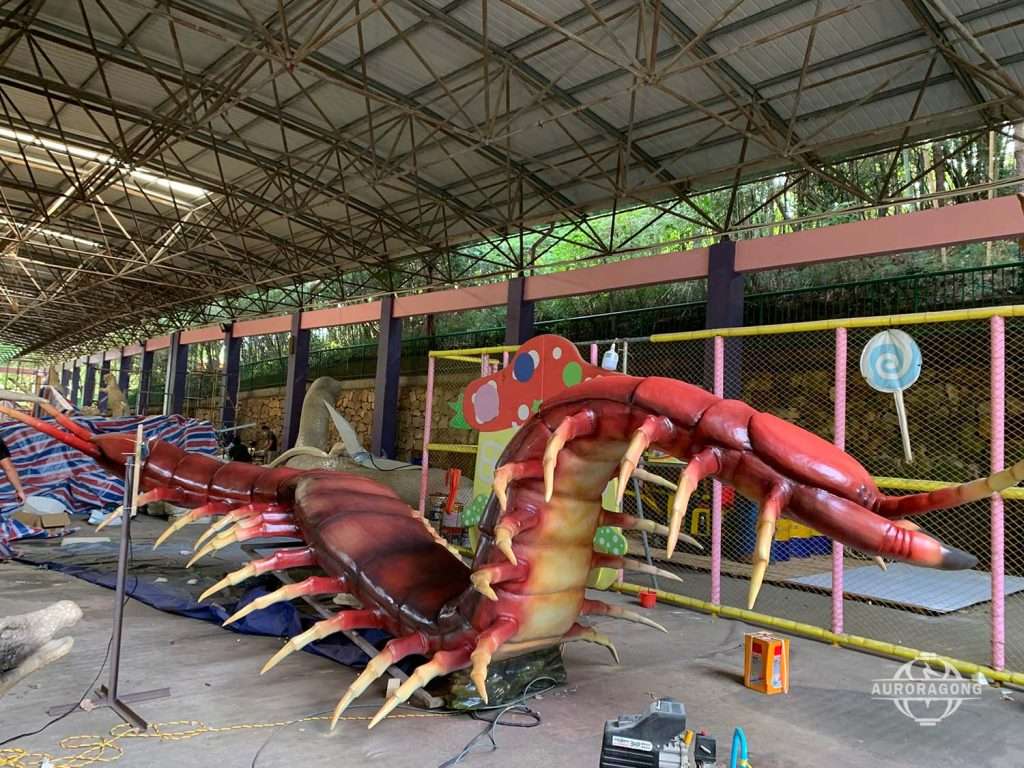 Animatronic centipede insect model displayed in AuroraGong factory warehouse