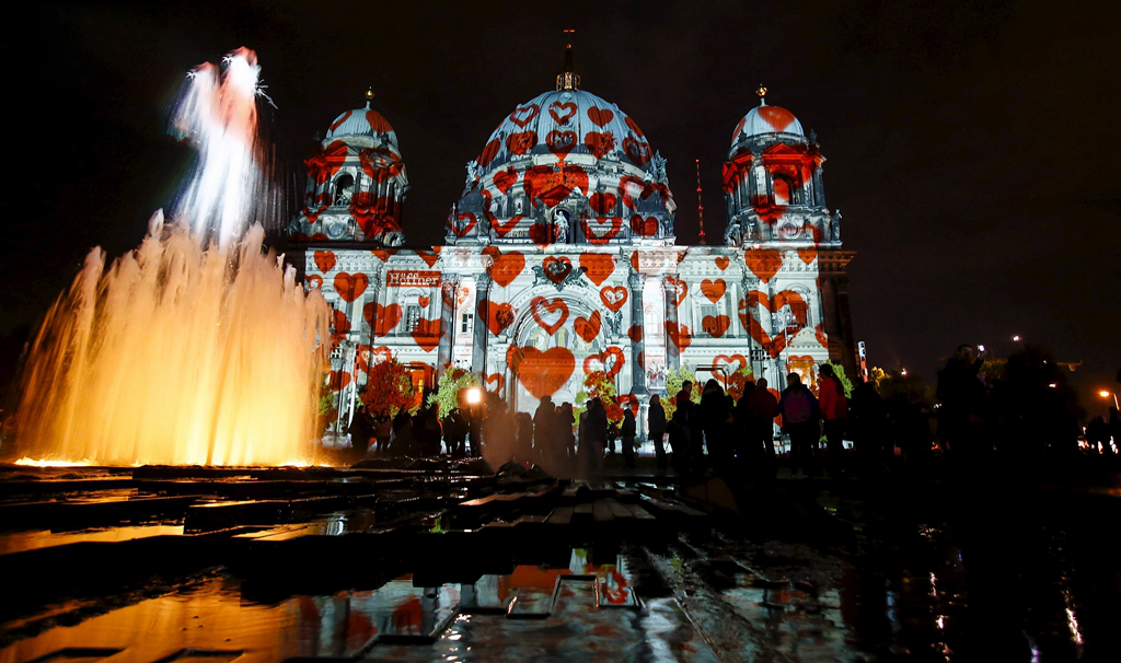 Christmas Holiday Lanterns-Christmas theme parks