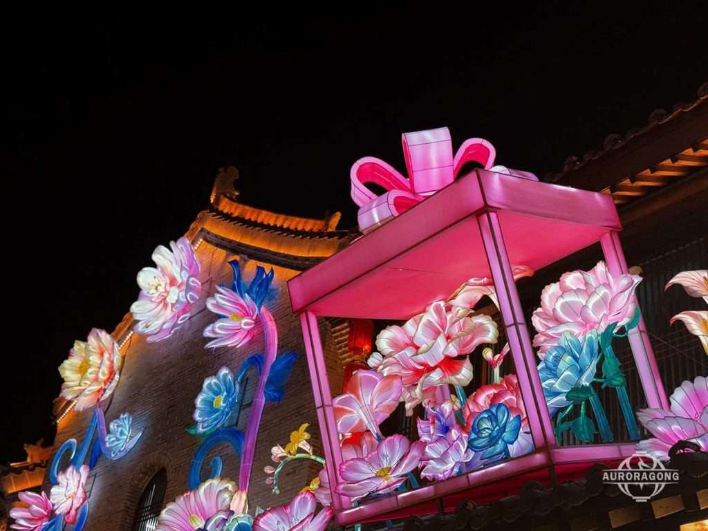 Custom illuminated pink gift box lantern with blue roses and lotus flowers for shopping mall night decoration