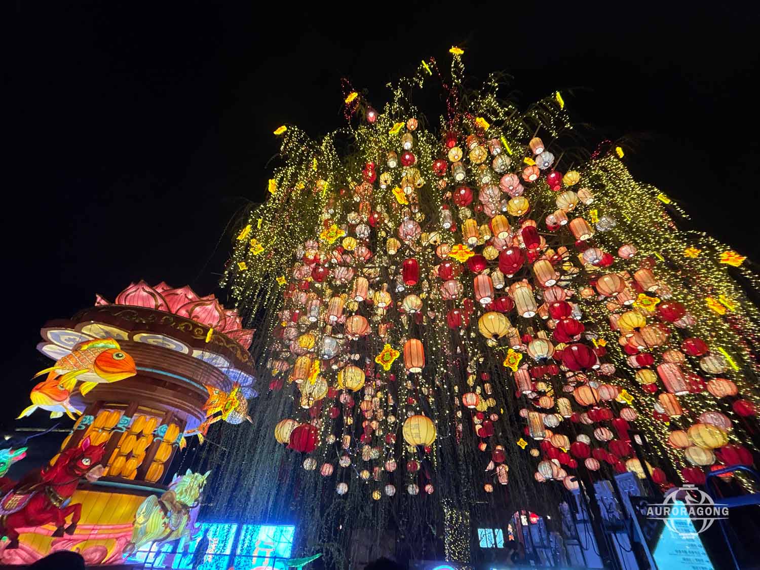 Custom Chinese Lantern Tree for Large Outdoor Display