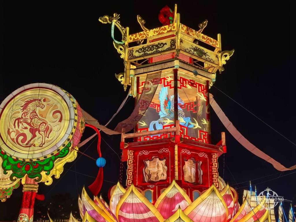 Customized palace lanterns for the event