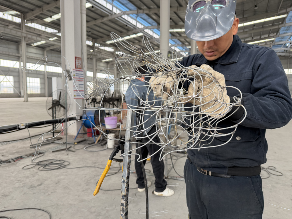 Making Zigong Lanterns