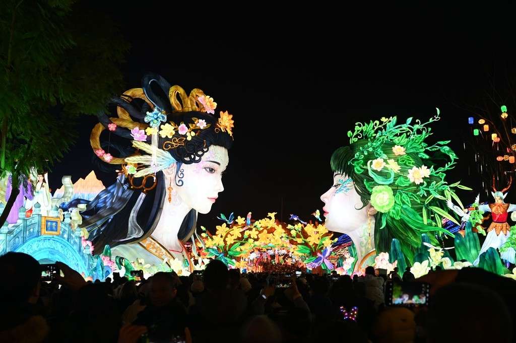 Zigong lantern festival night tourism crowd taking photos of immersive lantern display