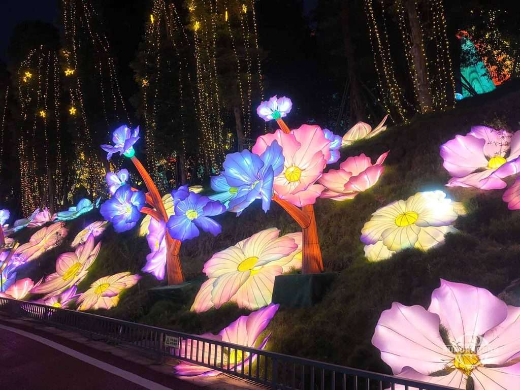 Outdoor Decorative Glowing Flower Lantern
