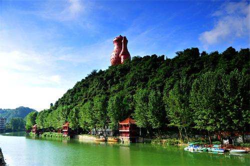 Giant teapot molds displayed at cultural tourism destinations