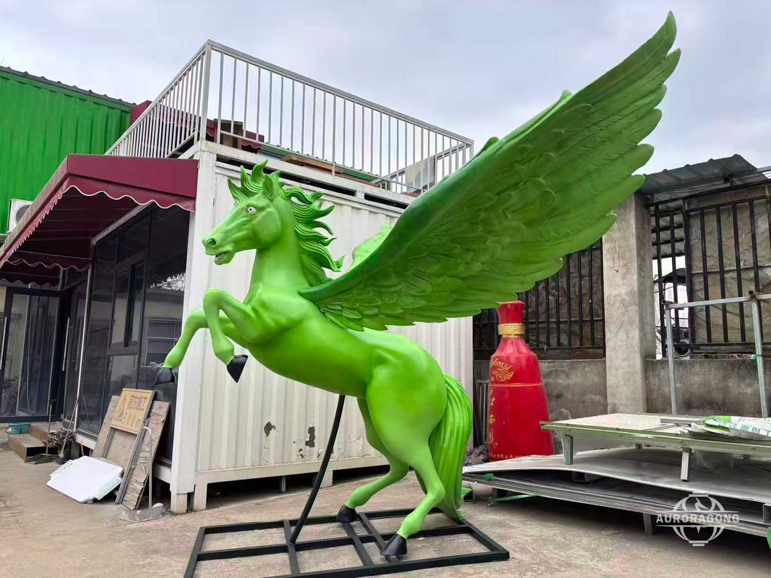 Escultura de Pégaso em fibra de vidro verde