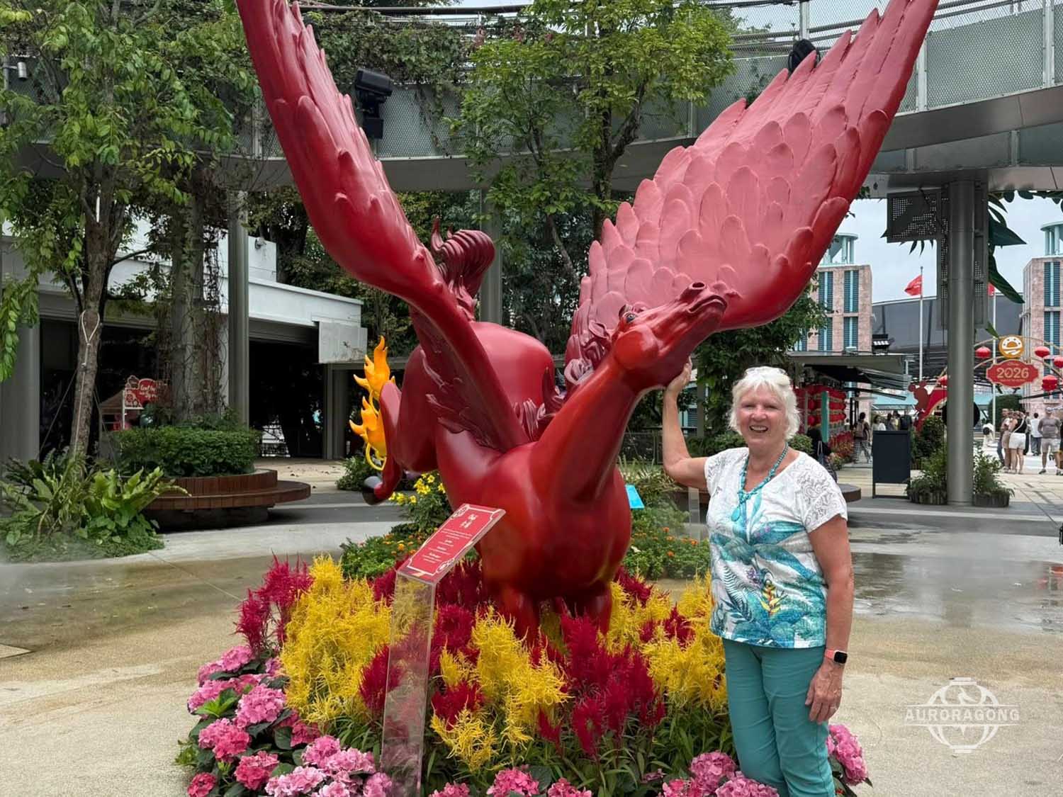 Turistas tiram fotos com a escultura de Pégaso em fibra de vidro.